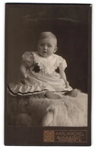 Fotografie Karl Mäckel, Burgstädt, Böhmestrasse 2, Porträt eines Kleinkindes