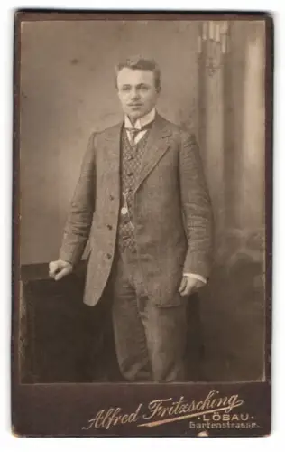 Fotografie Alfred Fritzsching, Löbau, Gartenstrasse, Porträt eines Mannes in Anzug