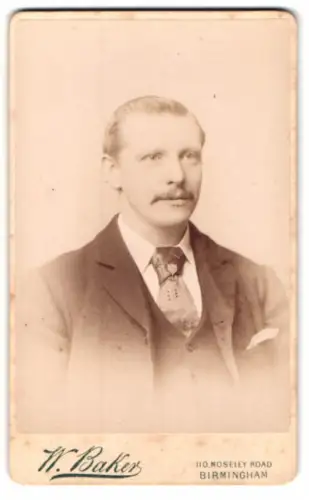 Fotografie W. Baker, Birmingham, Moseley Road 110, Porträt eines Mannes mit Anzug