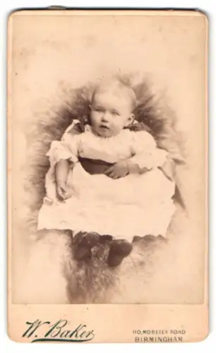 Fotografie W. Baker, Birmingham, Moseley Road 110, Porträt eines Kleinkinds