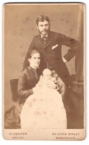 Fotografie W. Cooper, Birmingham, New Street 82A, Familienporträt mit Baby