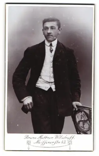 Fotografie Bruno Matthner, Wilsdruff, Meissenerstrasse 43, Eleganter Herr mit Stuhl