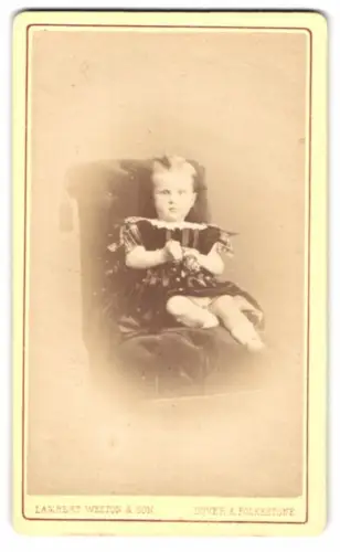 Fotografie Lambert Weston & Son, Dover, Waterloo Crescent, Kleinkind auf Stuhl