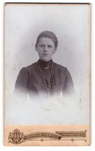 Fotografie Walther Herold, Marienberg, Katharinenstrasse 85, Porträt einer jungen Frau