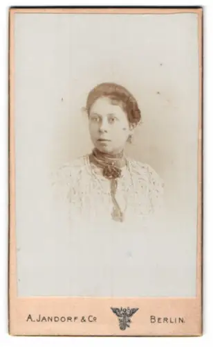 Fotografie A. Jandorf & Co., Berlin, Grosse Frankfurterstr. 113, Porträt einer jungen Frau
