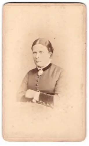 Fotografie W. Runicles & Sons, Windsor, High Street Eton 7, Porträt einer Dame