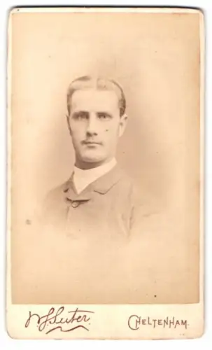 Fotografie W. Luter, Cheltenham, Royal House, Porträt eines Mannes