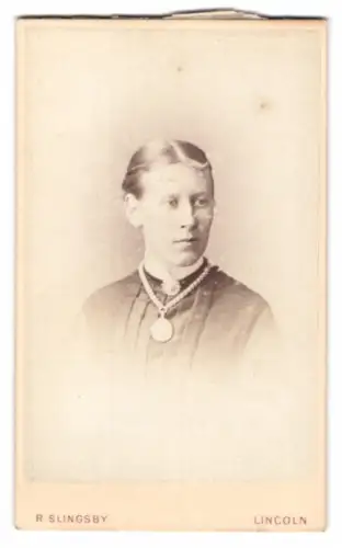 Fotografie R. Slingsby, Lincoln, High Street 168, Porträt einer Dame