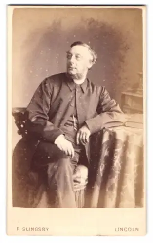 Fotografie R. Slingsby, Lincoln, High Street 168, Porträt eines sitzenden Mannes