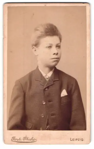 Fotografie Ferd. Thiele, Leipzig, Hospitalstrasse 7, Porträt eines Jungen im Anzug