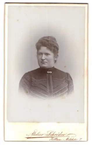 Fotografie Hugo Schröder, Zittau, Milchstrasse 7, Frauenporträt im Atelier