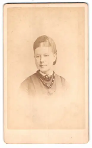 Fotografie R. Dighton, Cheltenham, Porträt einer eleganten Dame