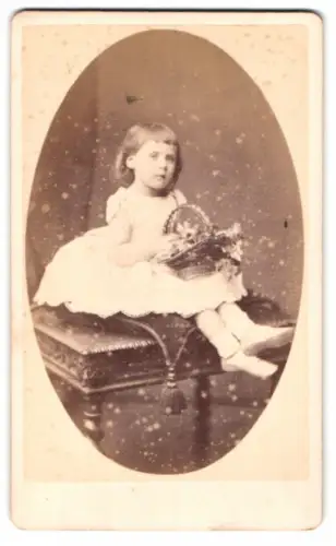 Fotografie R. Dighton, Cheltenham, Mädchen mit Blumenkorb