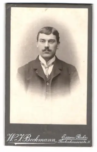 Fotografie W.J. Beckmann, Essen-Ruhr, Frohnhauserstr. 11, Porträt eines Mannes