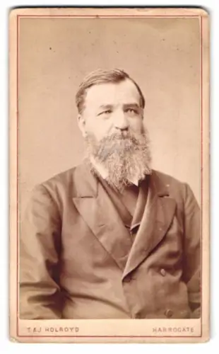 Fotografie T. & J. Holroyd, Harrogate, Porträt eines Mannes mit Bart