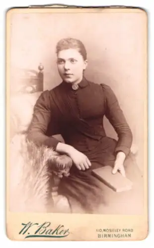 Fotografie W. Baker, Birmingham, Moseley Road 110, Frau mit Buch