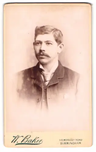 Fotografie W. Baker, Birmingham, Moseley Road 110, Porträt eines jungen Mannes mit Schnurrbart