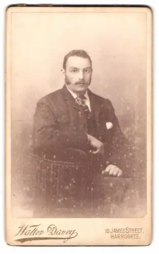 Fotografie Walter Davey, Harrogate, James Street 10, Porträt eines Mannes