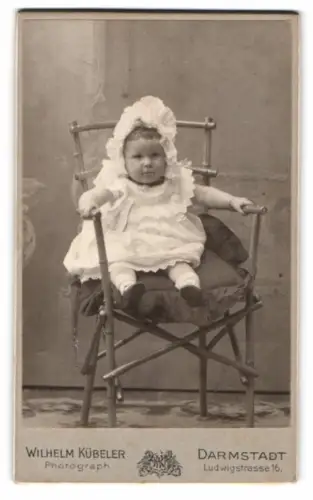 Fotografie Wilhelm Kübeler, Darmstadt, Ludwigstrasse 16, Kleinkind auf Stuhl