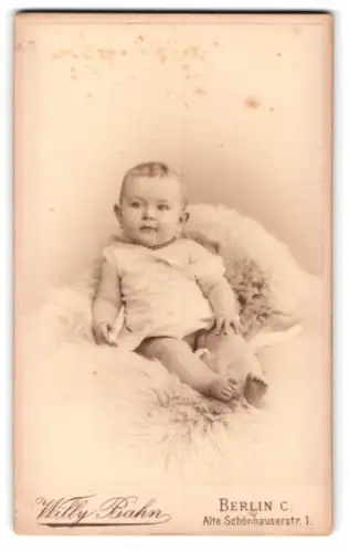 Fotografie Willy Bahn, Berlin, Alte Schönhauserstr. 1, Porträt eines Kleinkindes