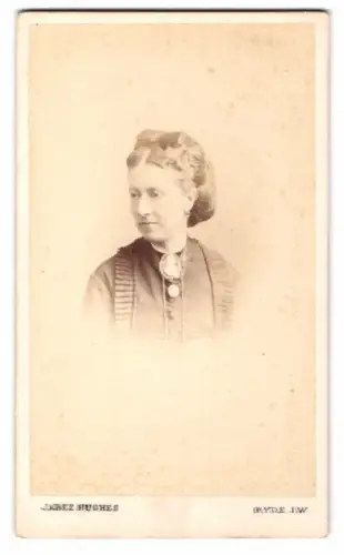 Fotografie Jabez Hughes, Ryde /Isle of Wight, Porträt einer eleganten Dame