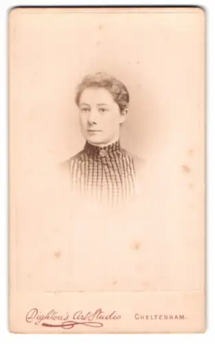 Fotografie Dighton`s Art Studio, Cheltenham, Porträt einer Frau
