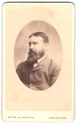 Fotografie Waite and Pettitt, Cheltenham, Porträt eines Mannes mit Bart