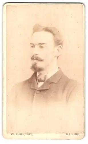 Fotografie W. Forshaw, Oxford, Alfred Street 10, Porträt eines eleganten Herrn