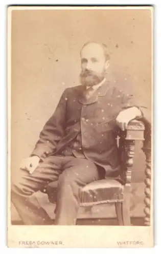 Fotografie Fredk. Downer, Watford, Mich Street, Eleganter Herr im Anzug