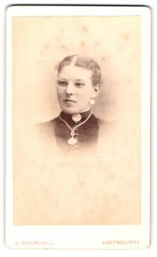 Fotografie G. Churchill, Eastbourne, Cornfield Road 4, Porträt einer eleganten Dame
