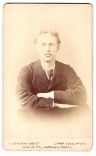 Fotografie Hills & Saunders, Cambridge, King`s Parade, Porträt eines jungen Mannes