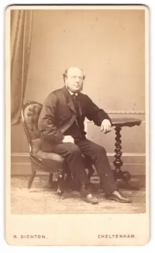 Fotografie R. Dichton, Cheltenham, Sitzender Herr in Anzug