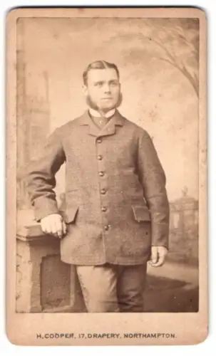 Fotografie Henry Cooper, Northampton, Drapery 17, Porträt eines eleganten Herren
