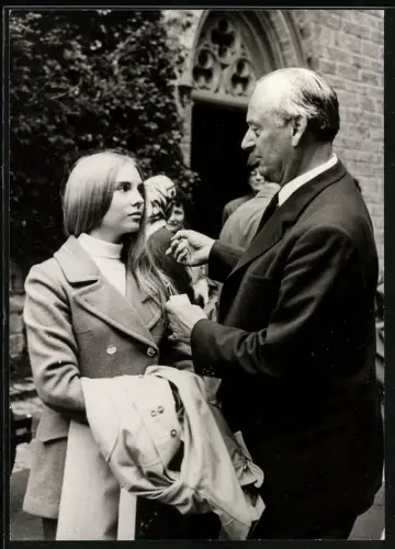 Fotografie Portrait Louis Ferdinand von Preussen mit jungem Mädchen vor dem Kirchgang