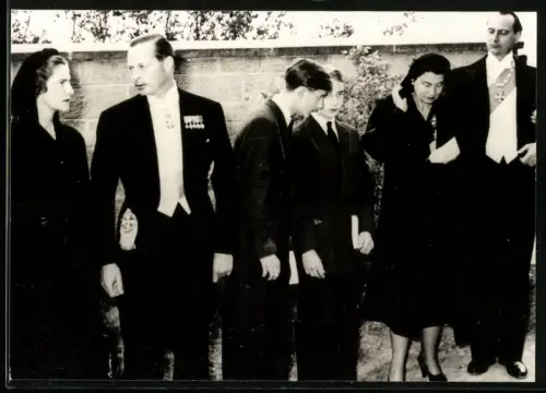 Fotografie Louis Ferdinand von Preussen mit seiner Frau und zwei Jungen, Ordenspange