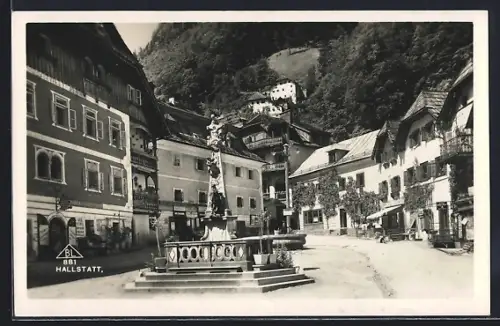 AK Hallstatt, Platzpartie mit Säulenbrunnen