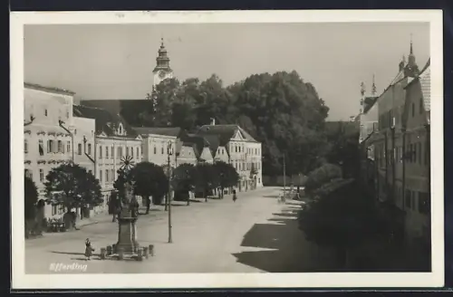 AK Eferding, Platz mit Säulendenkmal u. Kirche aus der Vogelschau