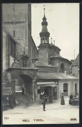 AK Hall in Tirol, Strassenpartie mit Treppenaufgang, Kirche, Geschäft u. Verkaufsständen