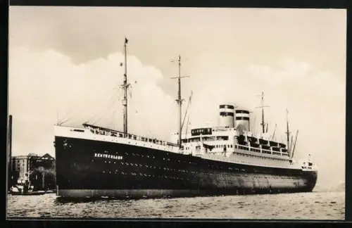 AK Hamburg-Amerika-Linie Dampfer Deutschland im Hafen, Passagierschiff