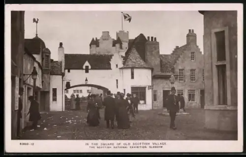 AK Glasgow, The Scottisch National Exhibition, In the Square of Old Scottish Village
