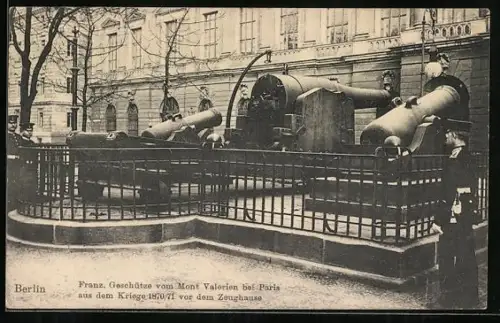 AK Berlin, Französische Geschütze vom Mont Valerien aus dem Krieg 1870-71 vor dem Zeughaus