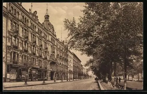 AK Berlin, Hotel Bristol mit Strassenpartie