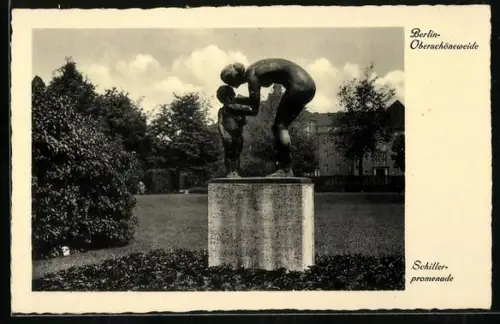AK Berlin-Oberschöneweide, Skulptur Frau mit Kind in der Schillerpromenade