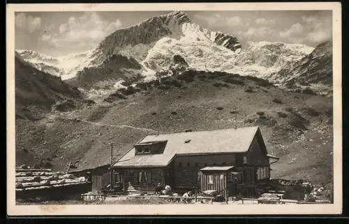 AK Hochalm-Hütte, Ansicht der Berghütte gegen Alpspitze