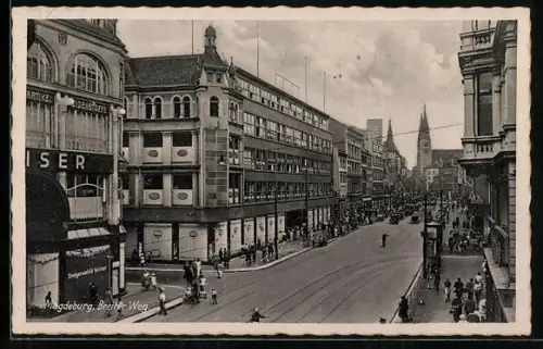 AK Magdeburg, Breiter Weg, Passanten mit Blick zu Stadtkirche