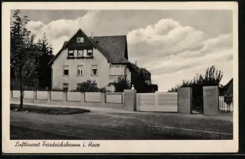 AK Friedrichsbrunn i. Harz, Strassenpartie mit Gebäudeansicht