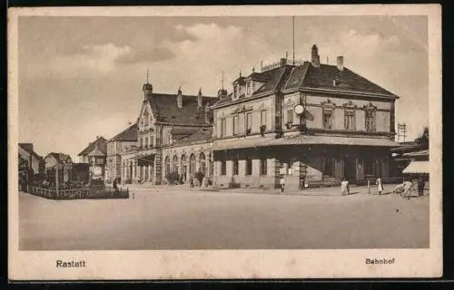 AK Rastatt, Bahnhof mit Strassenpartie