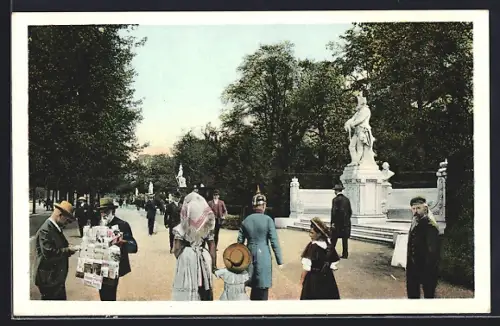 AK Berlin-Tiergarten, Berliner Leben in der Siegesallee, Ansichtskarten-Verkäufer