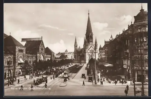 AK Berlin-Charlottenburg, Kaiser-Wilhelm-Gedächtniskirche mit Strassenbahn