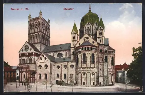 AK Neuss a. Rh., Münster mit Strassenpartie